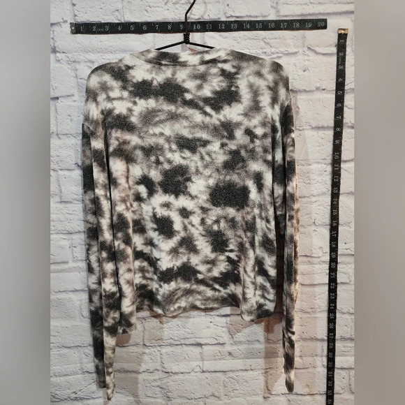 Mudd cropped top with black and white tie dye pattern Size S (Juniors) - Picture 2 of 4